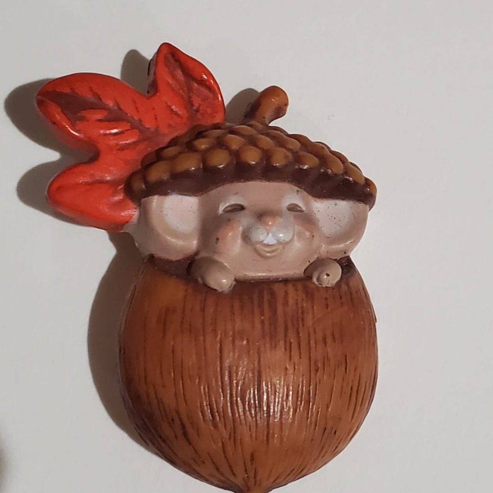 🎉 Vintage Hallmark 1985 Broach Mouse in Acorn Fall Autumn